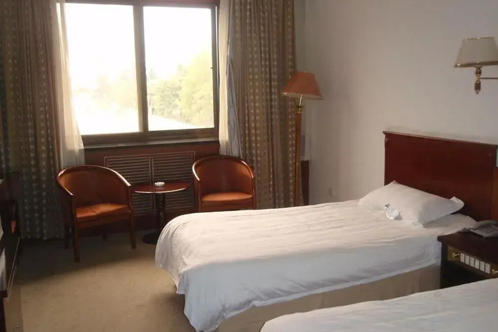 Room 6 of 9