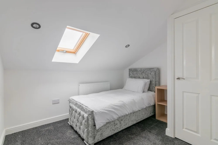 Room 6 of 16