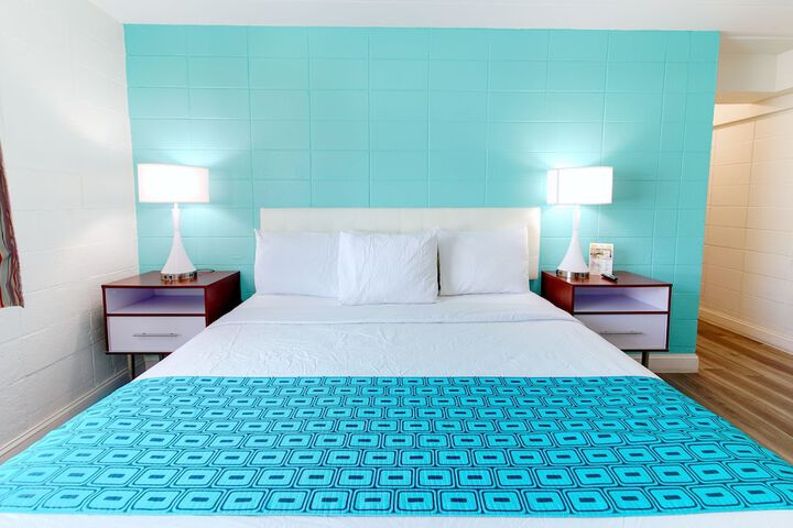 1 King Bed (2 of 7)