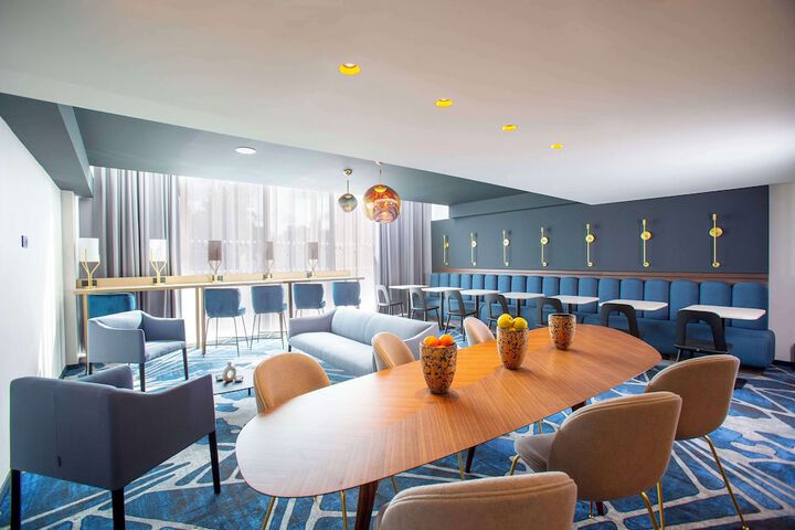 Lounge 136 of 153