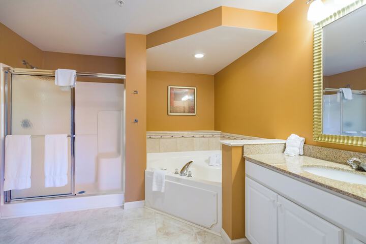1 Bedroom Suite Queen Bed (28 of 39)