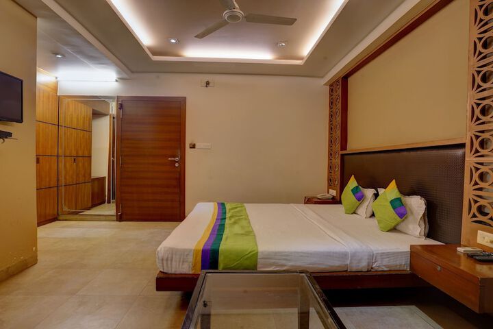 Room 8 of 30