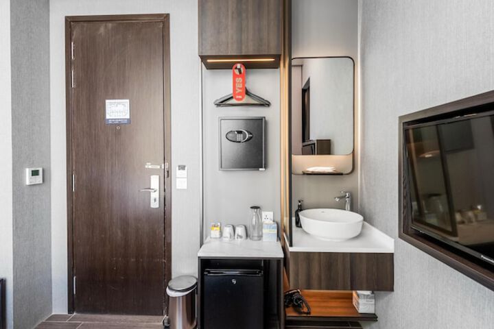 Room 8 of 33