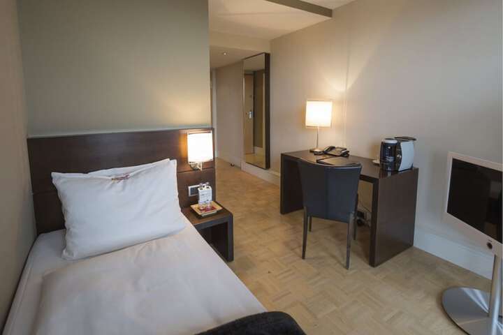 Room 25 of 42