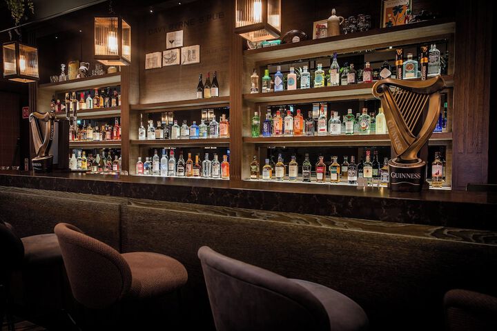 Lounge 34 of 41