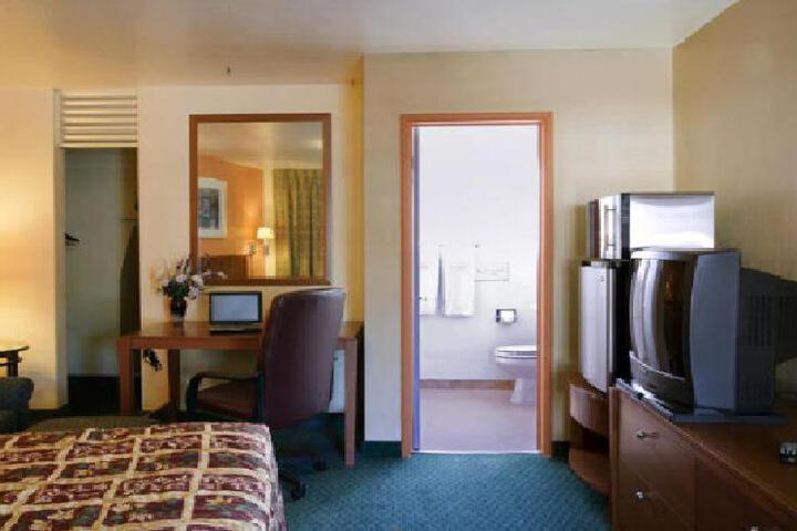 1 King Bed (2 of 6)