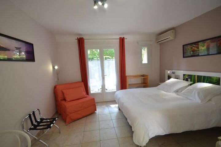 Room 4 of 33