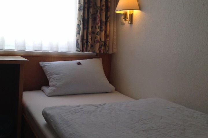 Room 3 of 10