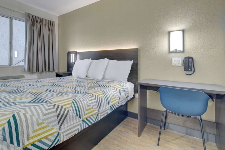 1 Queen Bed (9 of 13)