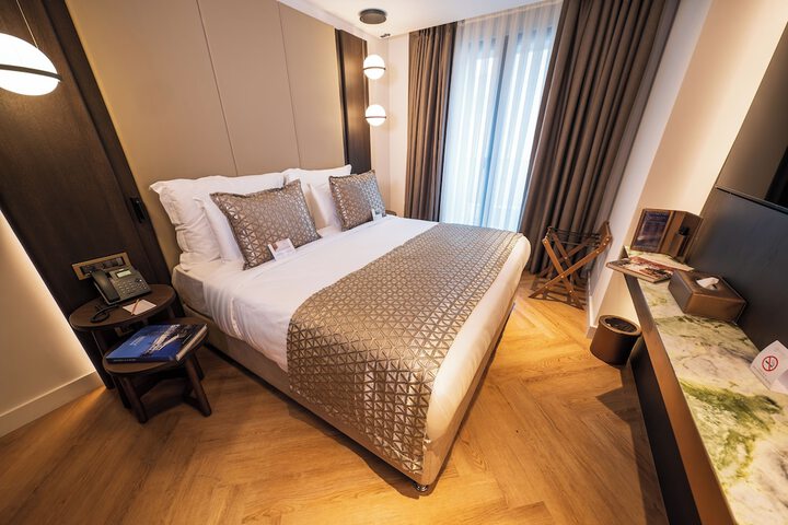 Room 32 of 200