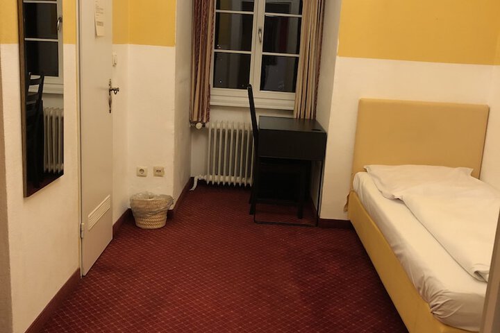 Room 27 of 41