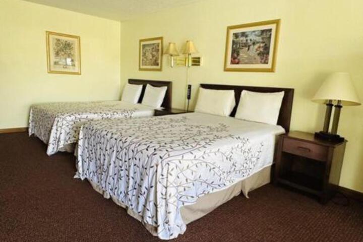 Double Deluxe 2 Queen Beds (5 of 5)