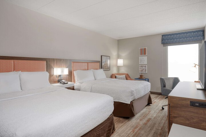 2 Queen Beds (11 of 12)