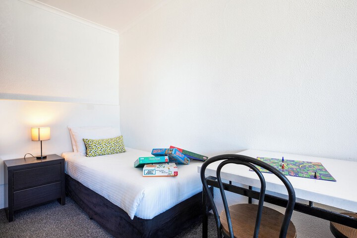 Room 42 of 118