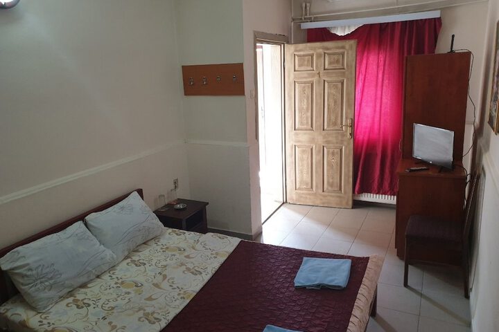Room 8 of 11