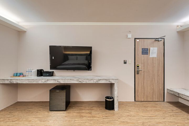 Room 3 of 92