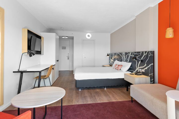 Room 11 of 28