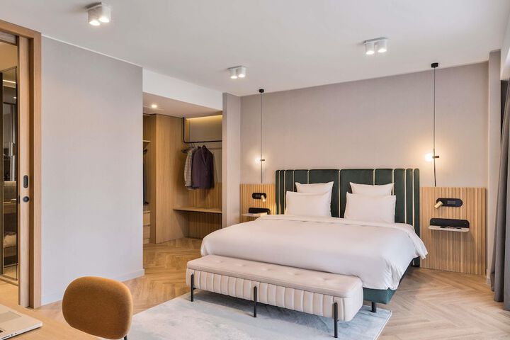 Room 5 of 94
