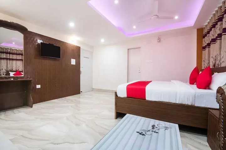 OYO 27616 Hotel Mega Royal