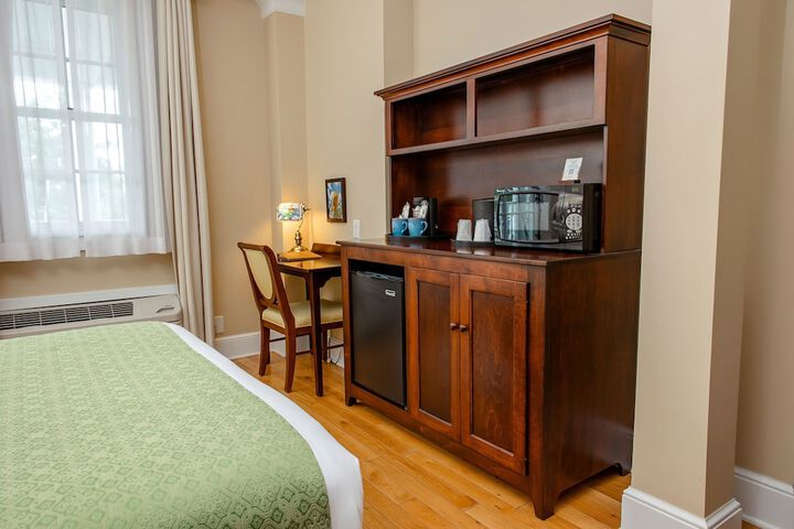 Double Deluxe King Bed (7 of 14)
