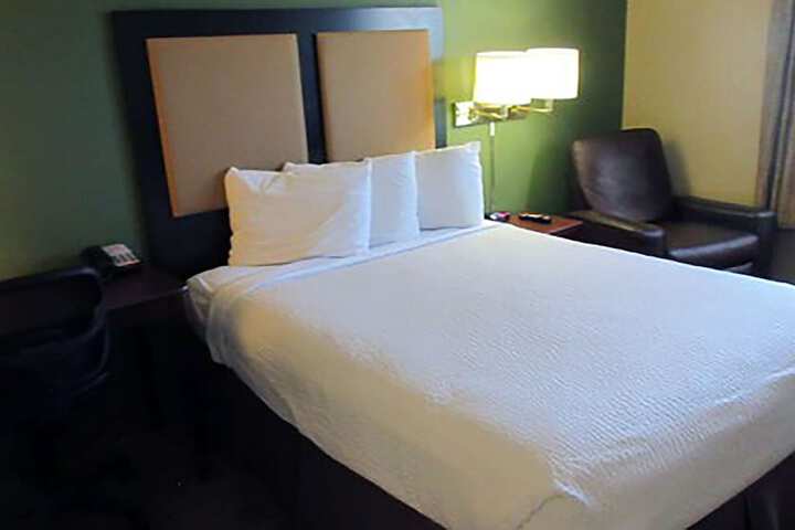 1 Queen Bed (17 of 30)