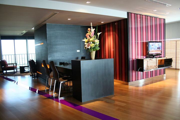 Lounge 55 of 64