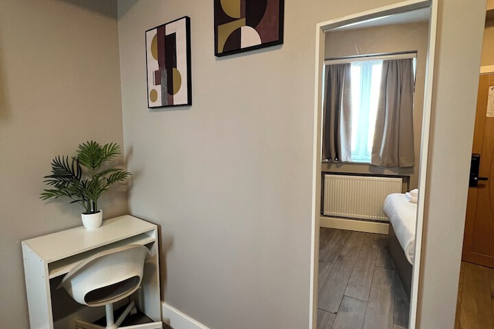 Room 4 of 91