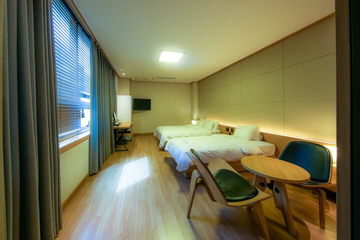Room 10 of 90