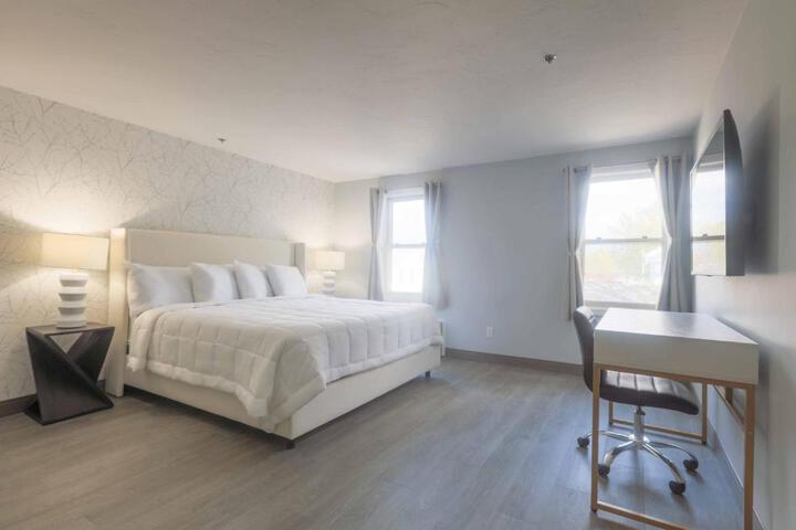 1 King Bed (4 of 8)