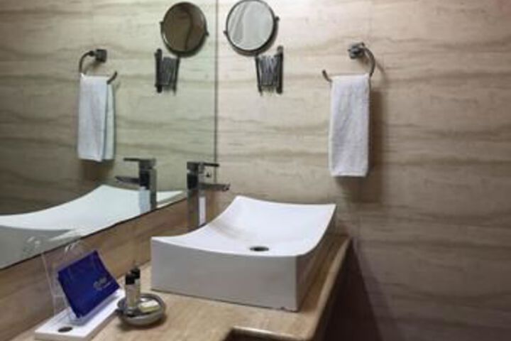 Room 3 of 28