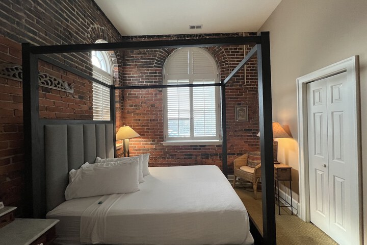 Room 73 of 142