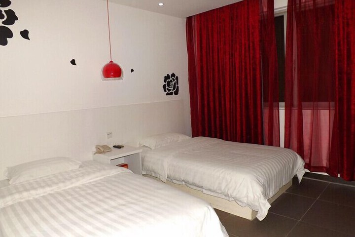Room 4 of 16