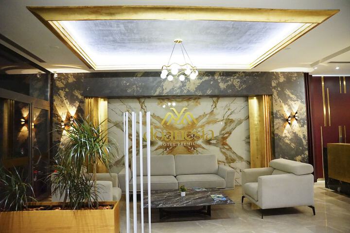 Lounge 105 of 113