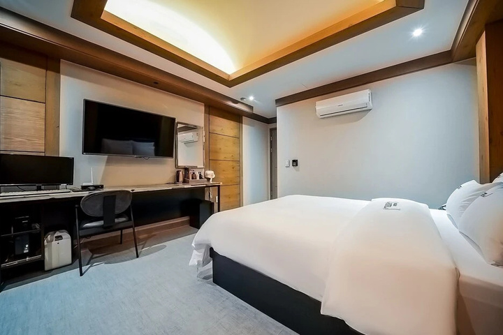 Room 4 of 15