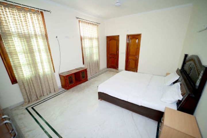 Room 2 of 28
