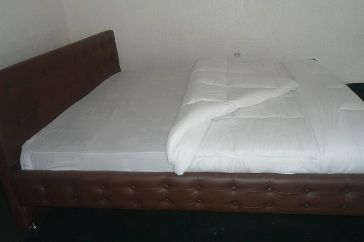 Room 4 of 18