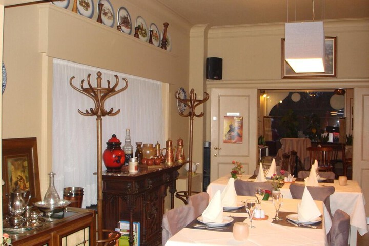 Dining 34 of 60