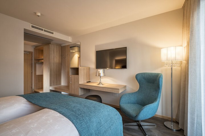 Room 12 of 107
