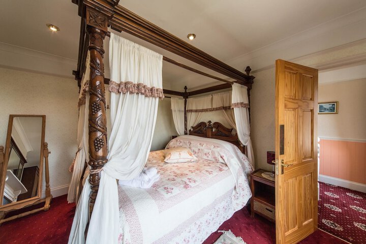 Room 8 of 150