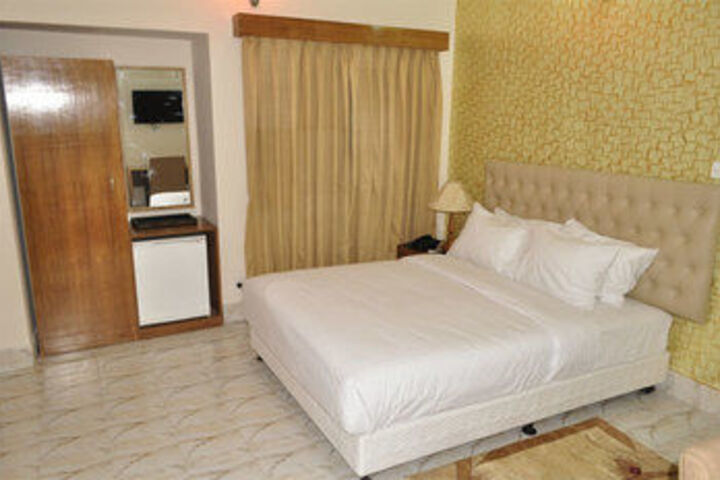 Room 10 of 17