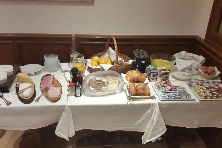 Dining 8 of 25