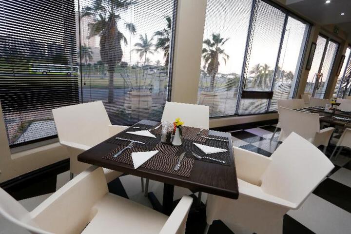 Dining 2 of 9