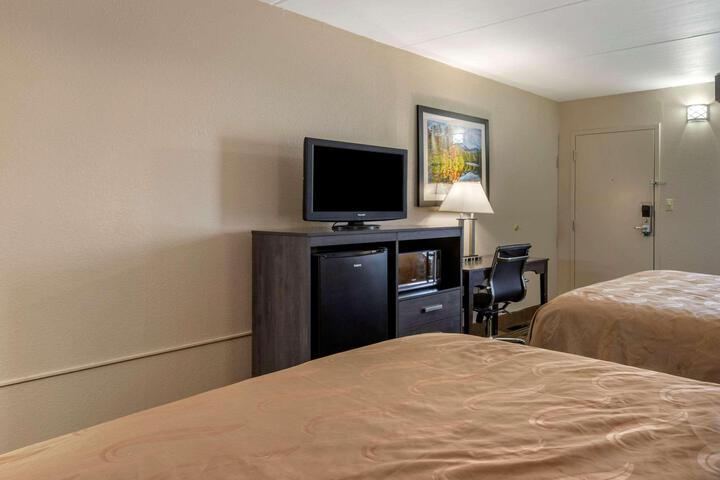 1 Queen Bed (4 of 23)