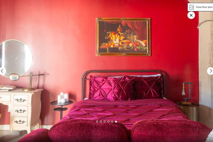 Room 28 of 108