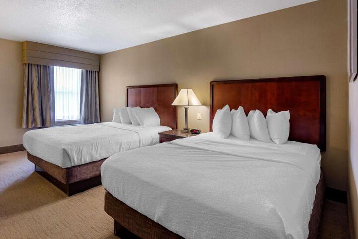2 Queen Beds (12 of 17)