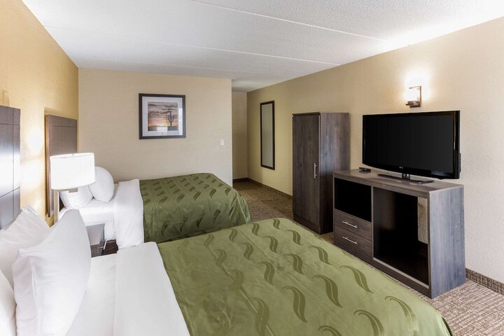 1 Queen Bed (5 of 17)
