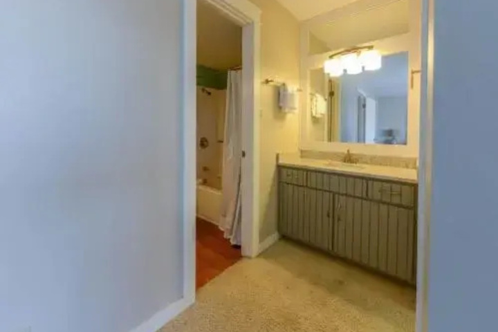 Room 4 of 12