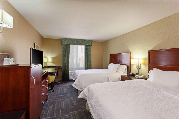 2 Queen Beds (3 of 5)