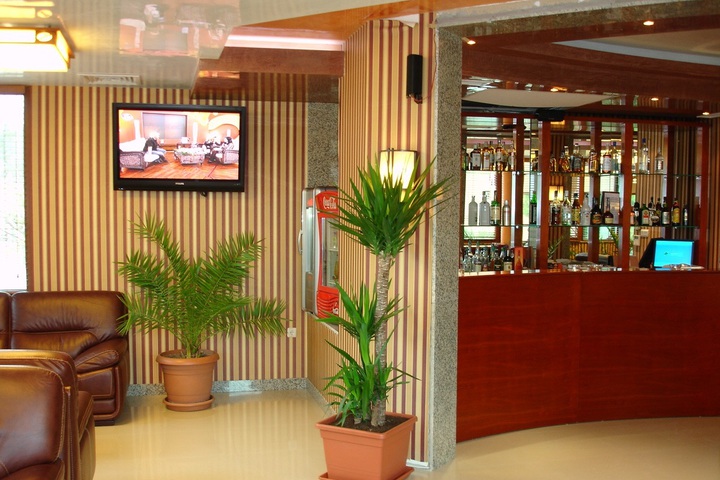 Lounge 8 of 33