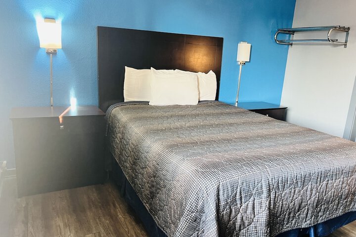 1 Queen Bed (22 of 25)